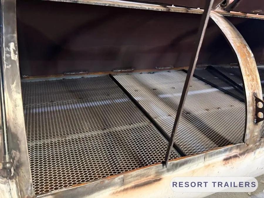 Expanded-mesh grates inside the cooking chamber