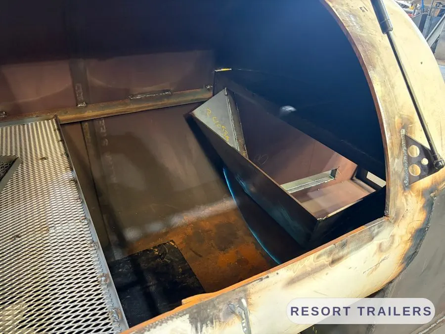 The heat baffle that carries smoke through the chamber